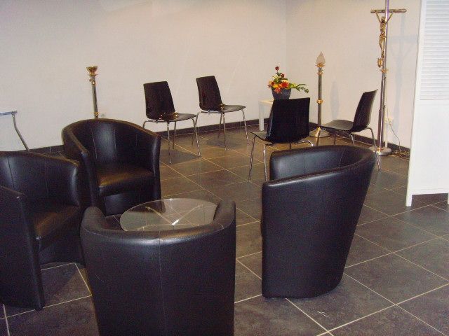 Espace avec des fauteuils et des chaises