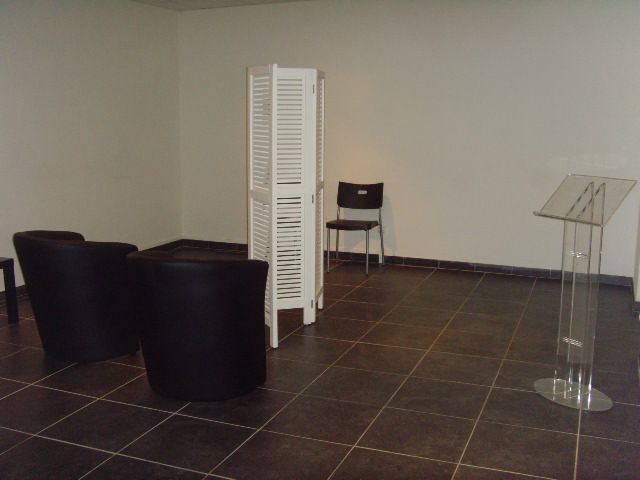 Espace avec des fauteuils et un pupitre