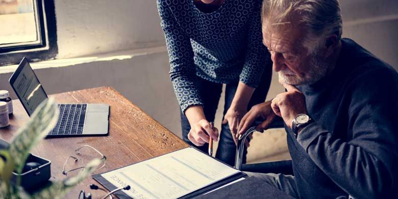 Personne agée, assistée par une personne de sa famille dans les démarches