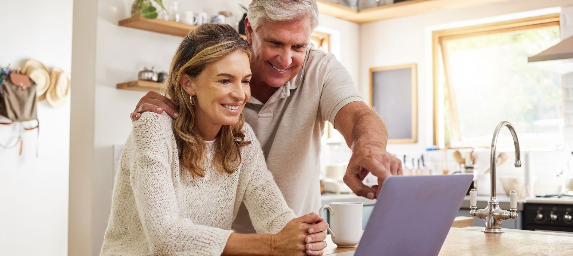 Deux personnes agées qui consultent un site internet