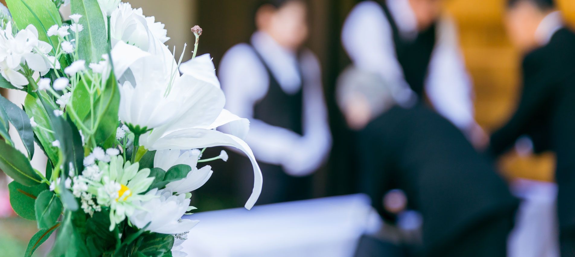 Fleurs avec une cérémonies funéraire en arriere-plan
