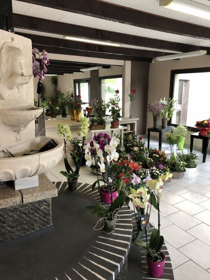 Intérieur de la marbrerie avec des fleurs