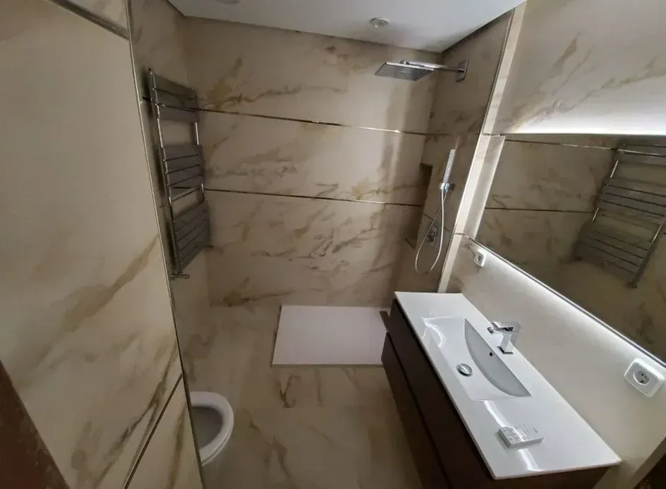 Un baño con lavabo, inodoro y ducha.