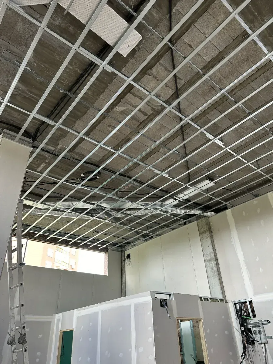 Una habitación grande con un techo que se está construyendo.