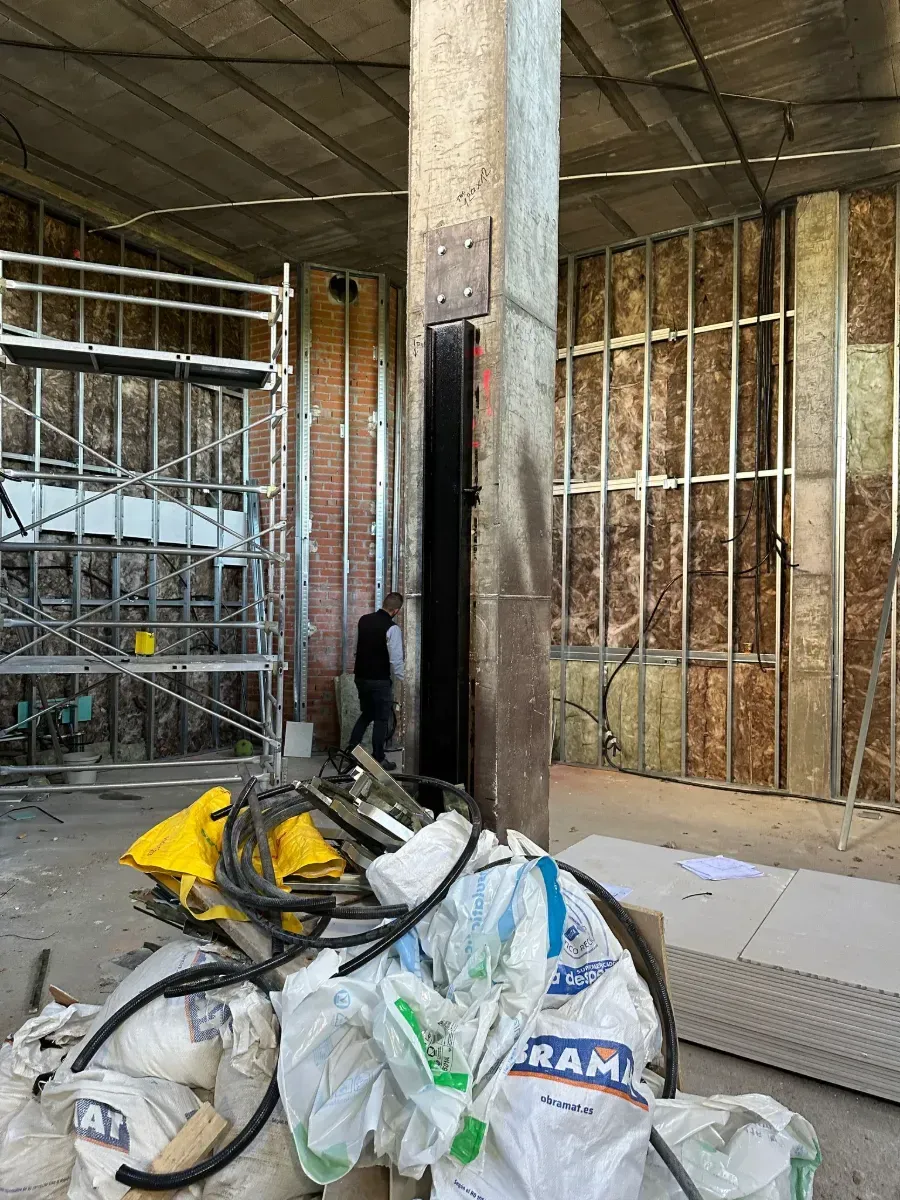 Un edificio en construcción con andamios y un montón de basura.