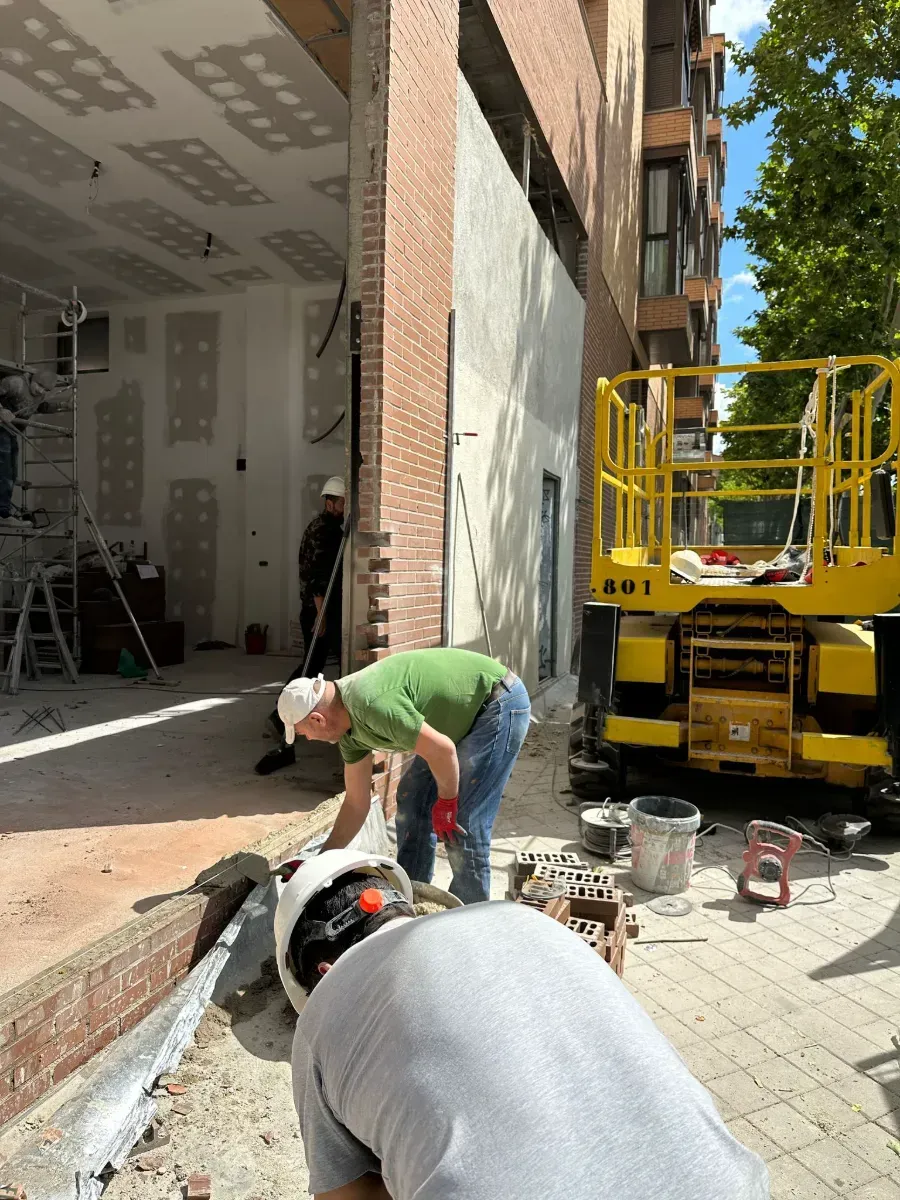 Un grupo de trabajadores de la construcción está trabajando en un edificio.