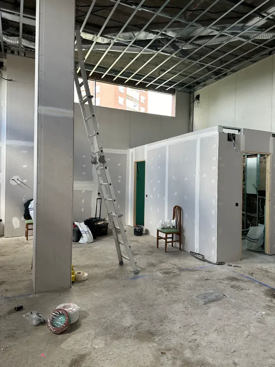 Hay una escalera en el medio de la habitación.