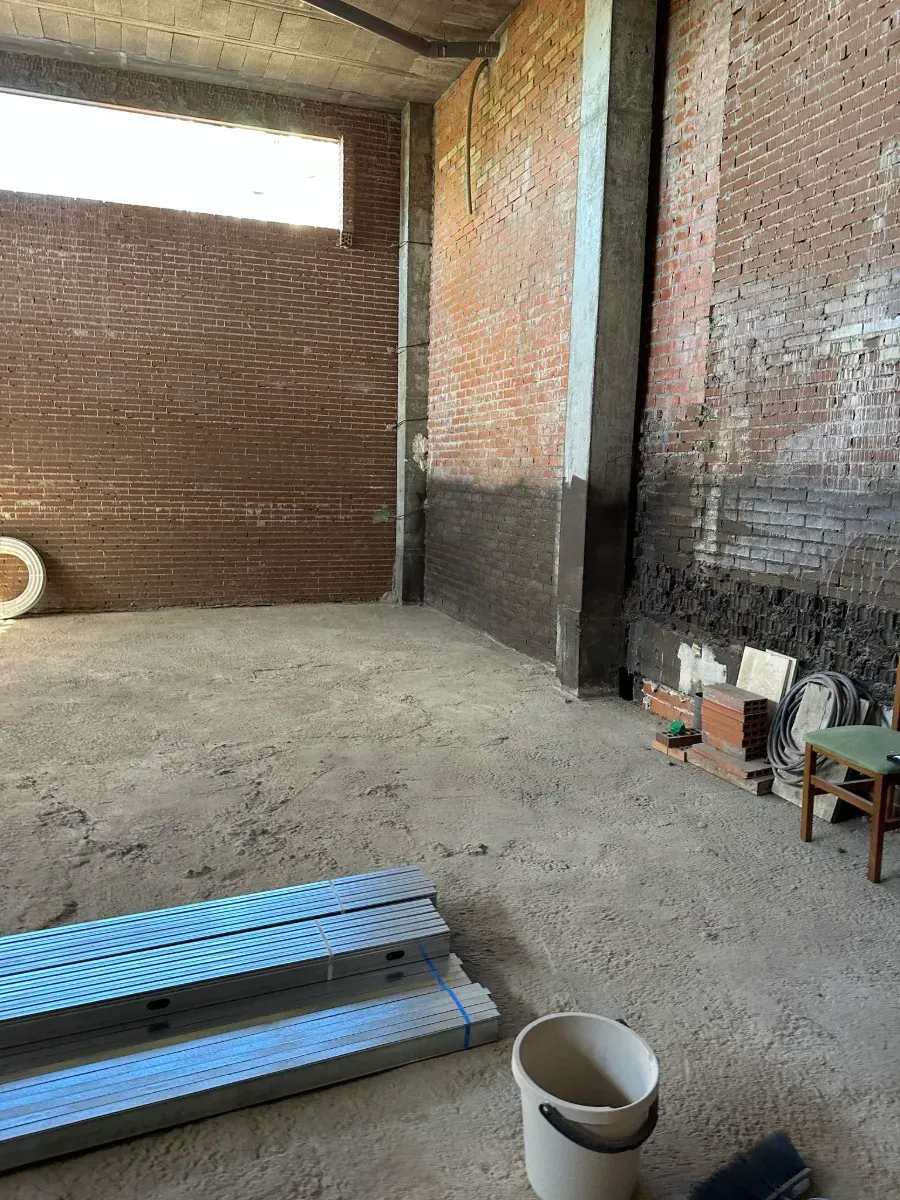 Hay un cubo en el medio de la habitación.