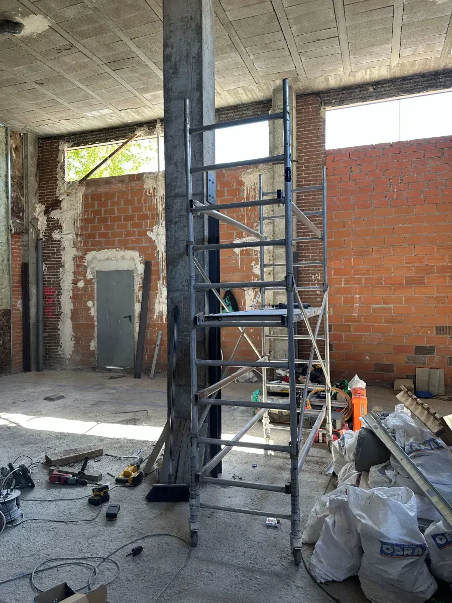 Hay un andamio en el medio de la habitación.