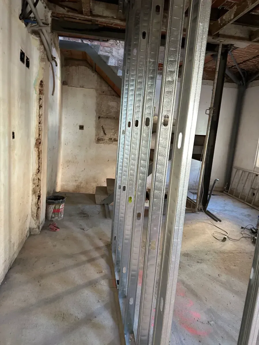 Se está construyendo una escalera en un edificio en construcción.