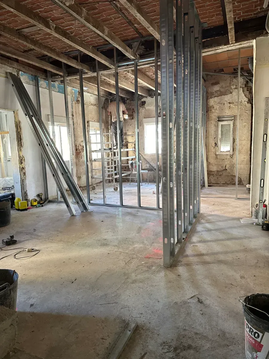 Se está remodelando una habitación grande con techo de ladrillo.