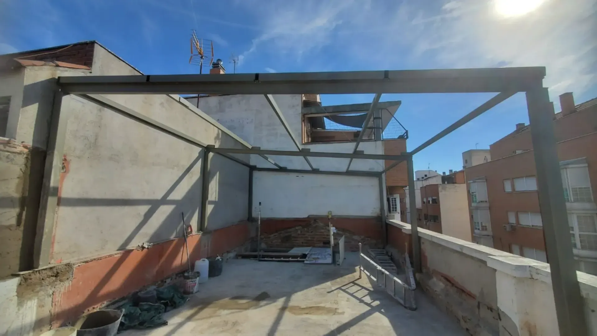 Un tejado con una estructura metálica en construcción sobre él.