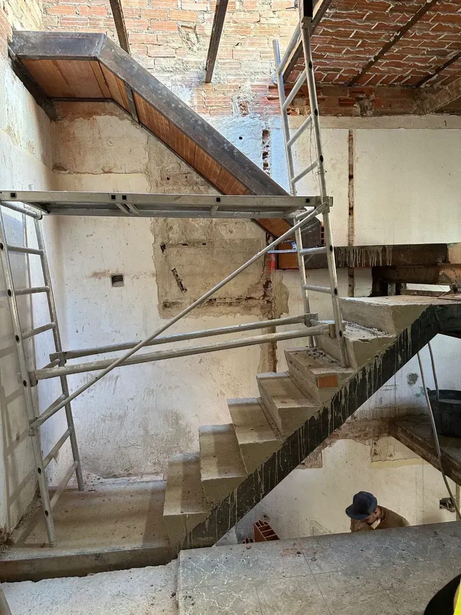 Se está construyendo una escalera en una habitación con una escalera y un andamio.