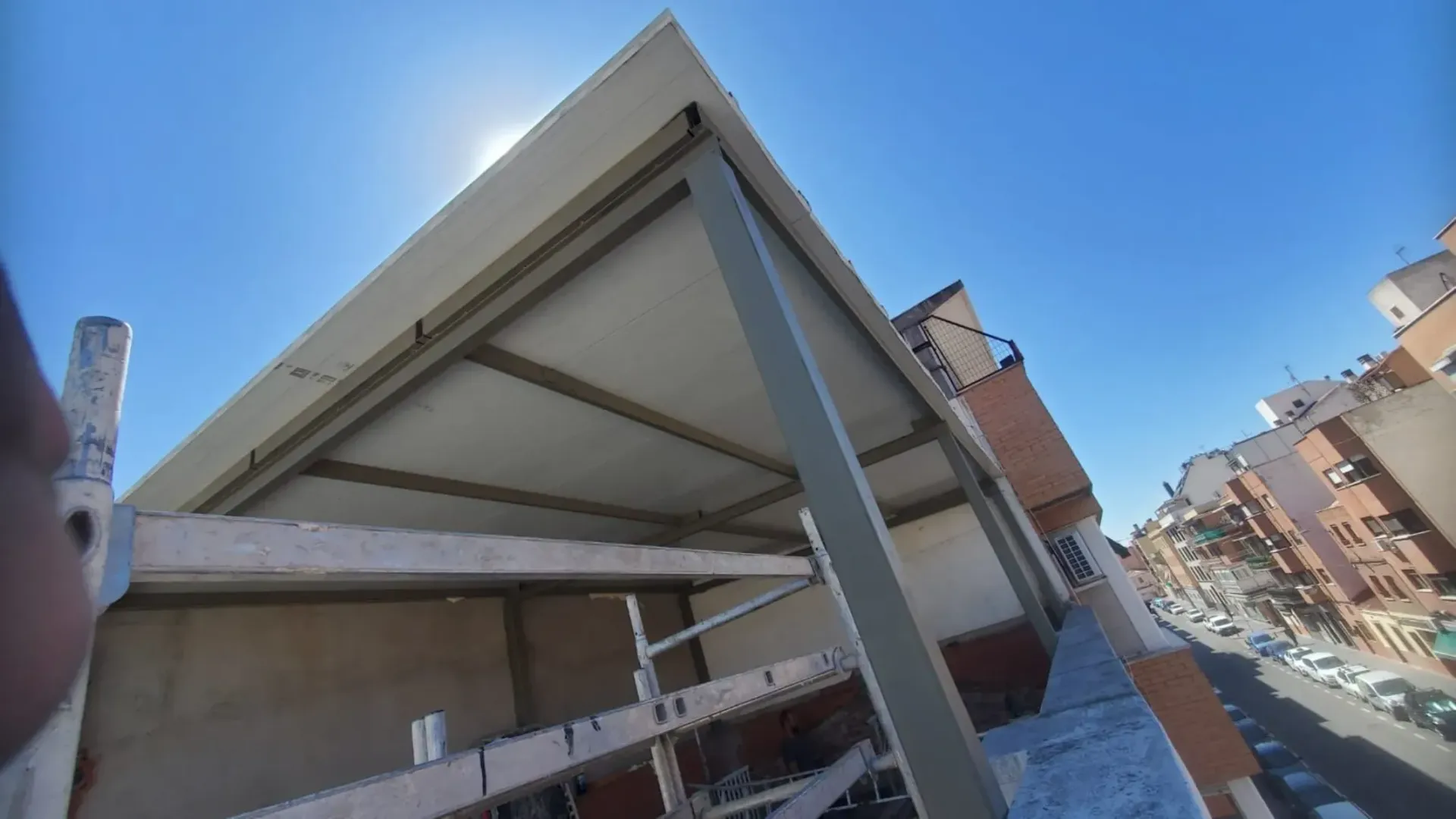 Una persona está tomando una fotografía de un edificio en construcción.