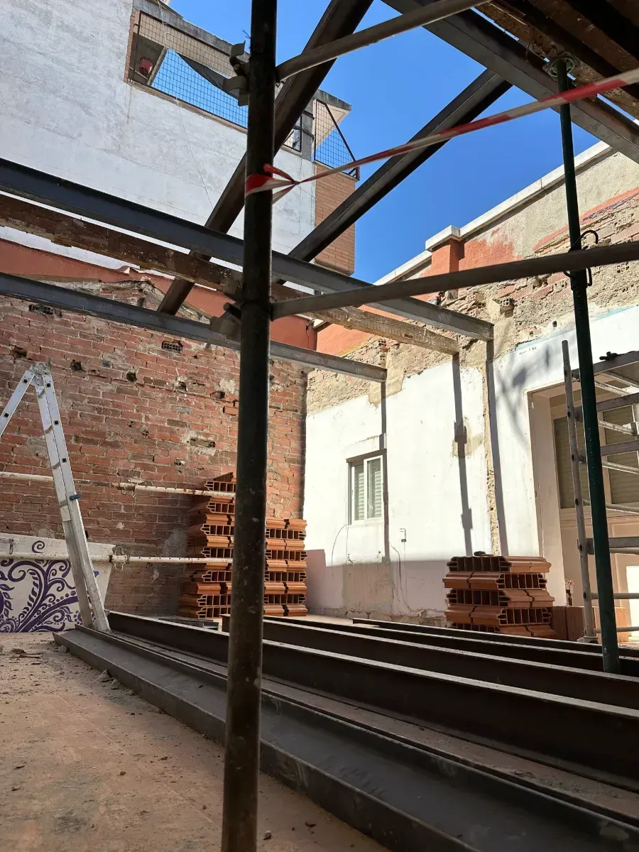 Un edificio en construcción con andamios y una escalera.