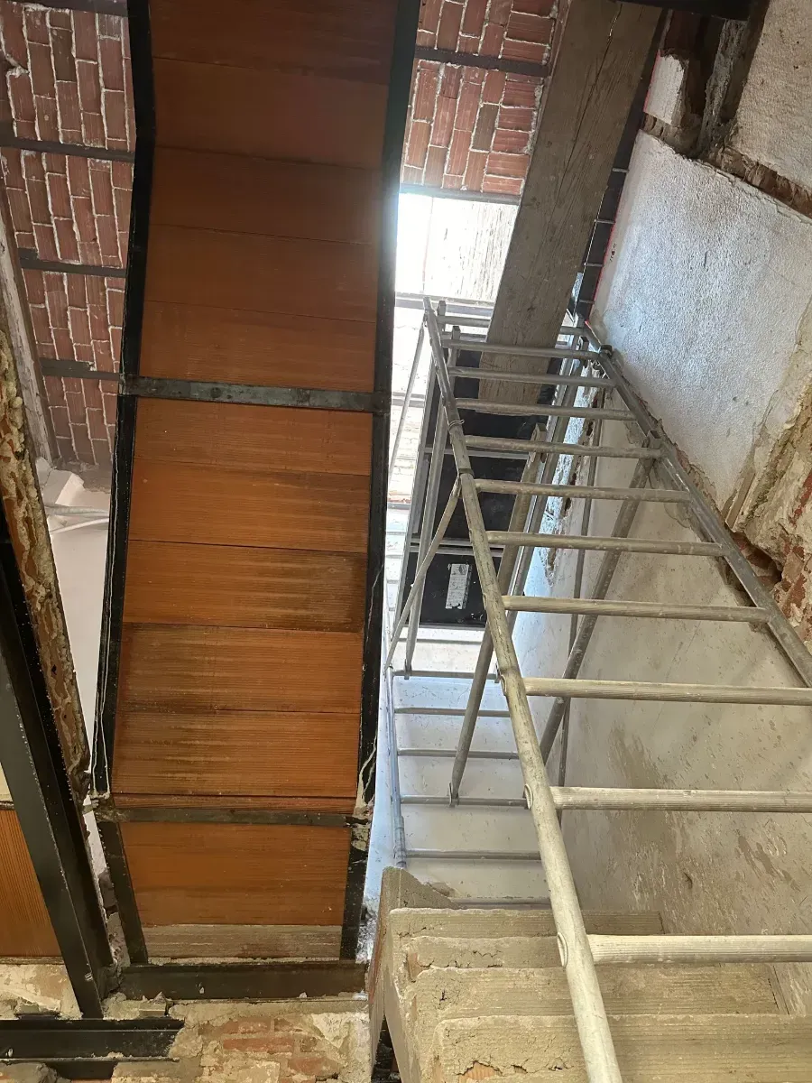 Una escalera sube por un tramo de escaleras de un edificio.