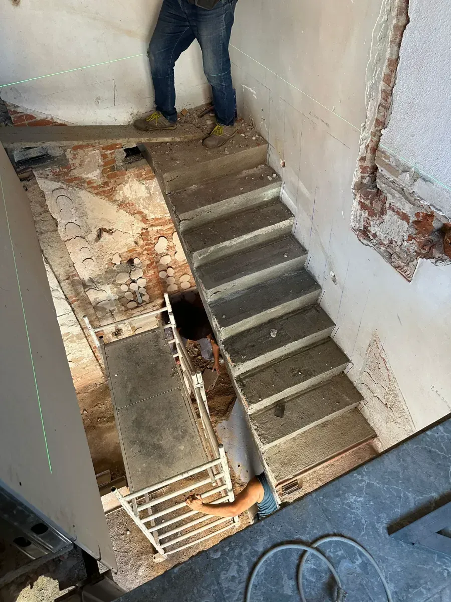 Un hombre está de pie en lo alto de un conjunto de escaleras.