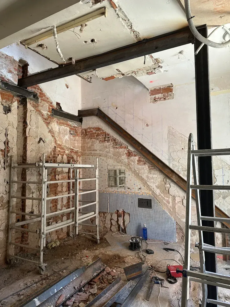 Se está construyendo una escalera en un edificio en construcción.