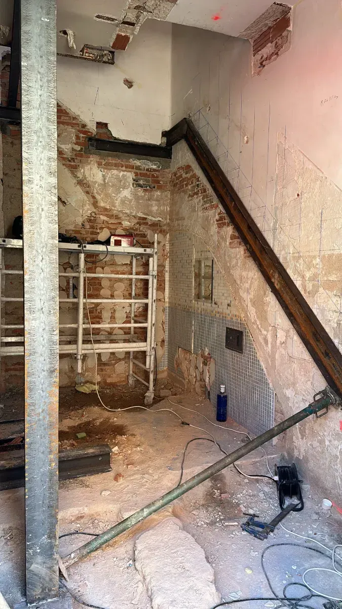 Se está construyendo una escalera en un edificio.