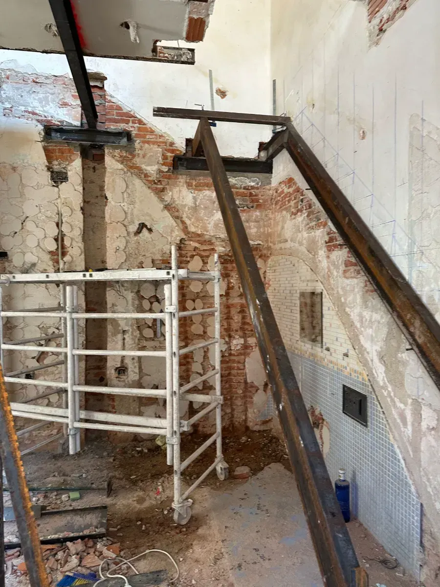 Se está construyendo una escalera en un edificio de ladrillo.