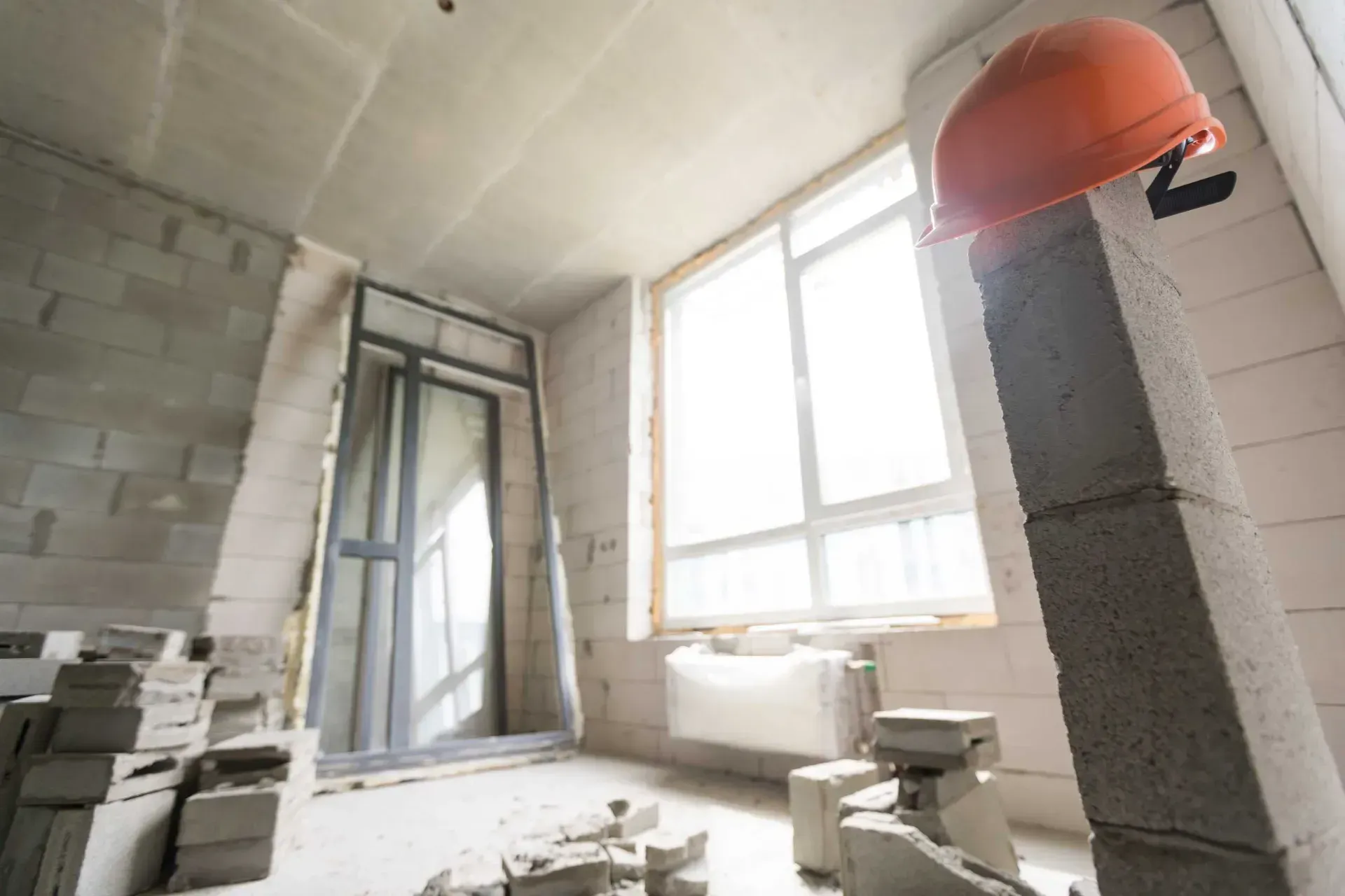 Una habitación vacía en construcción con un casco en la pared.