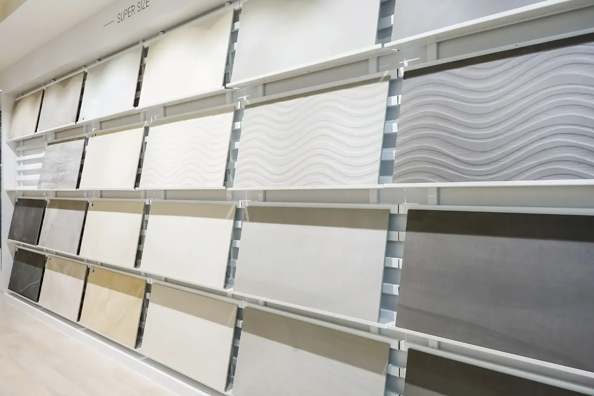 Una pared de estantes llenos de diferentes tipos de azulejos.