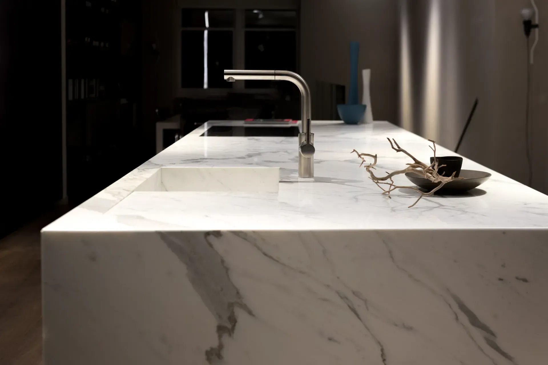 Una encimera de cocina con un fregadero y un grifo.