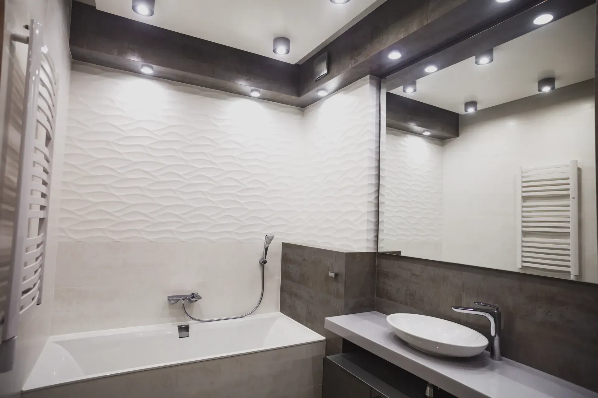 Un baño con bañera, lavabo y espejo.