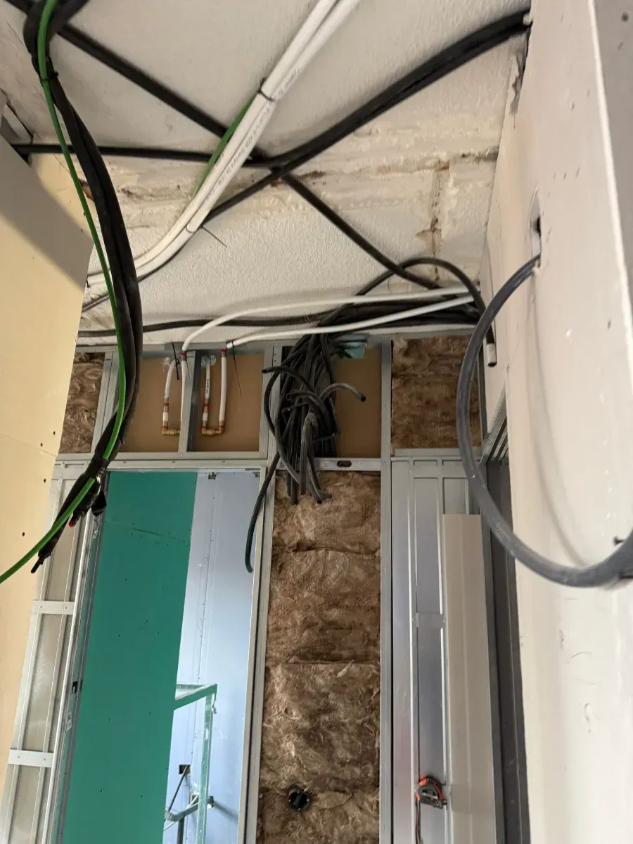 Una habitación con muchos cables colgando del techo