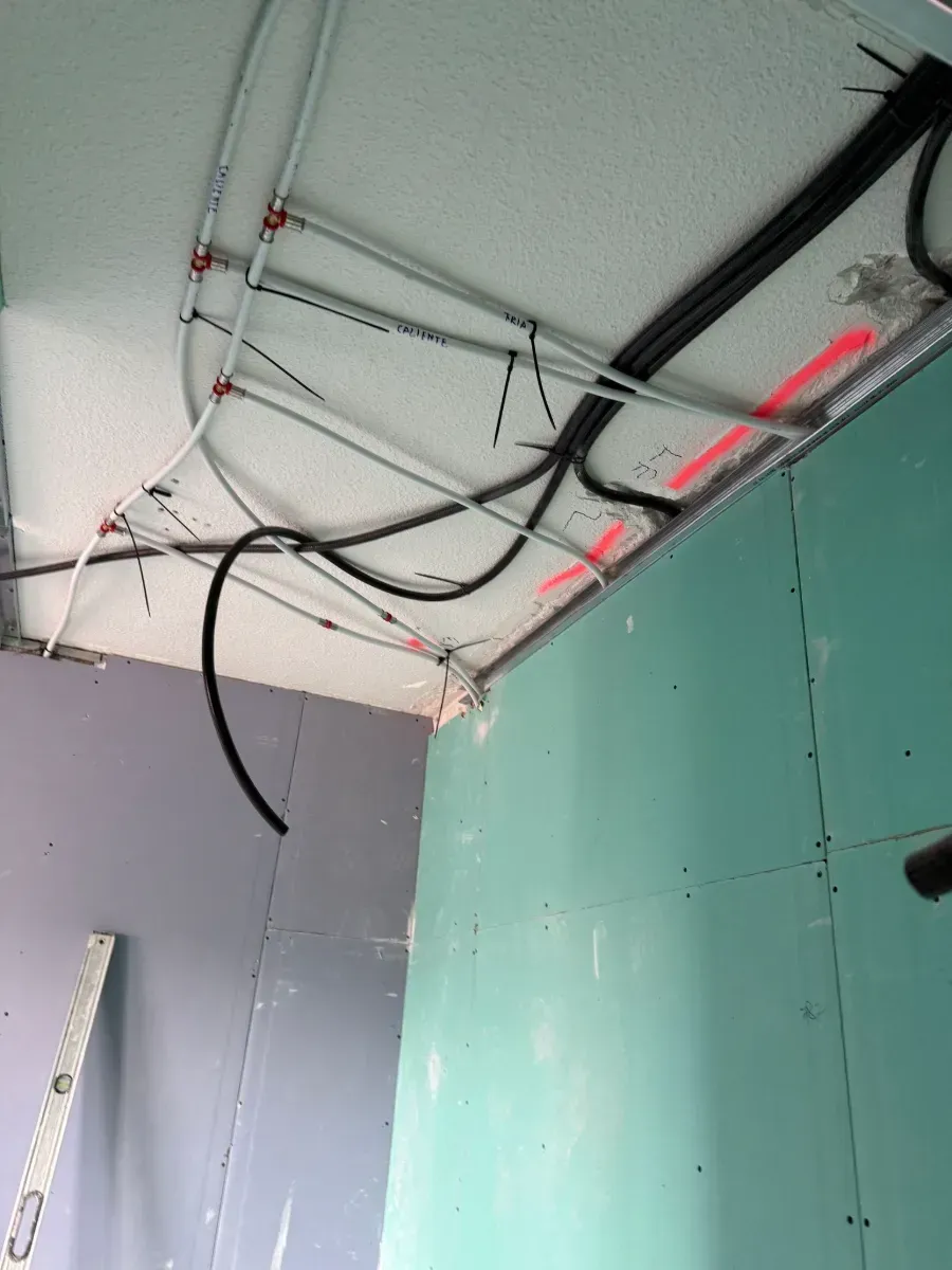 Una habitación con muchos cables colgando del techo