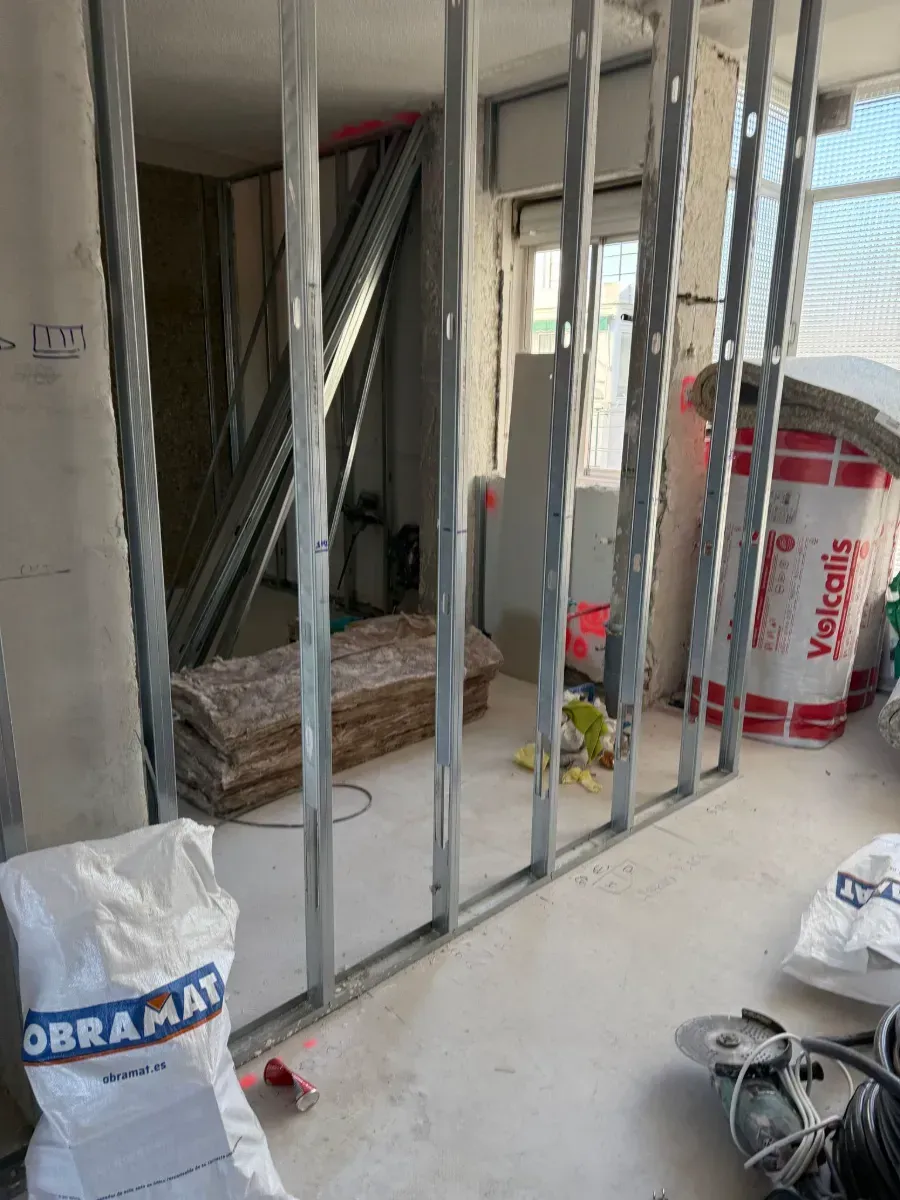 Una bolsa de obramat está en el suelo en una habitación en construcción.