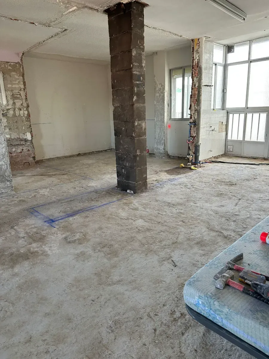 Hay un pilar en el medio de la habitación.