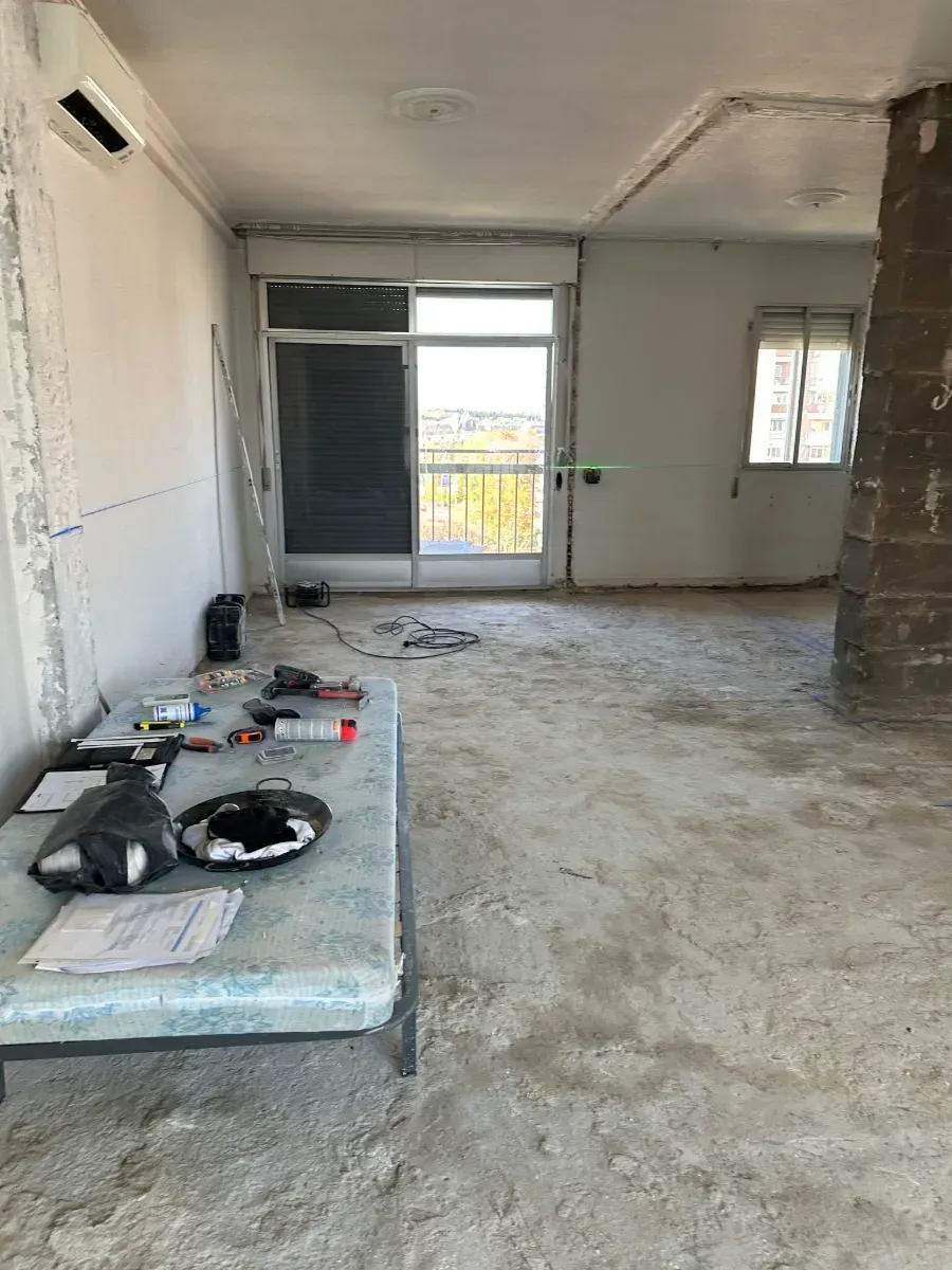 Hay una mesa en el medio de la habitación.