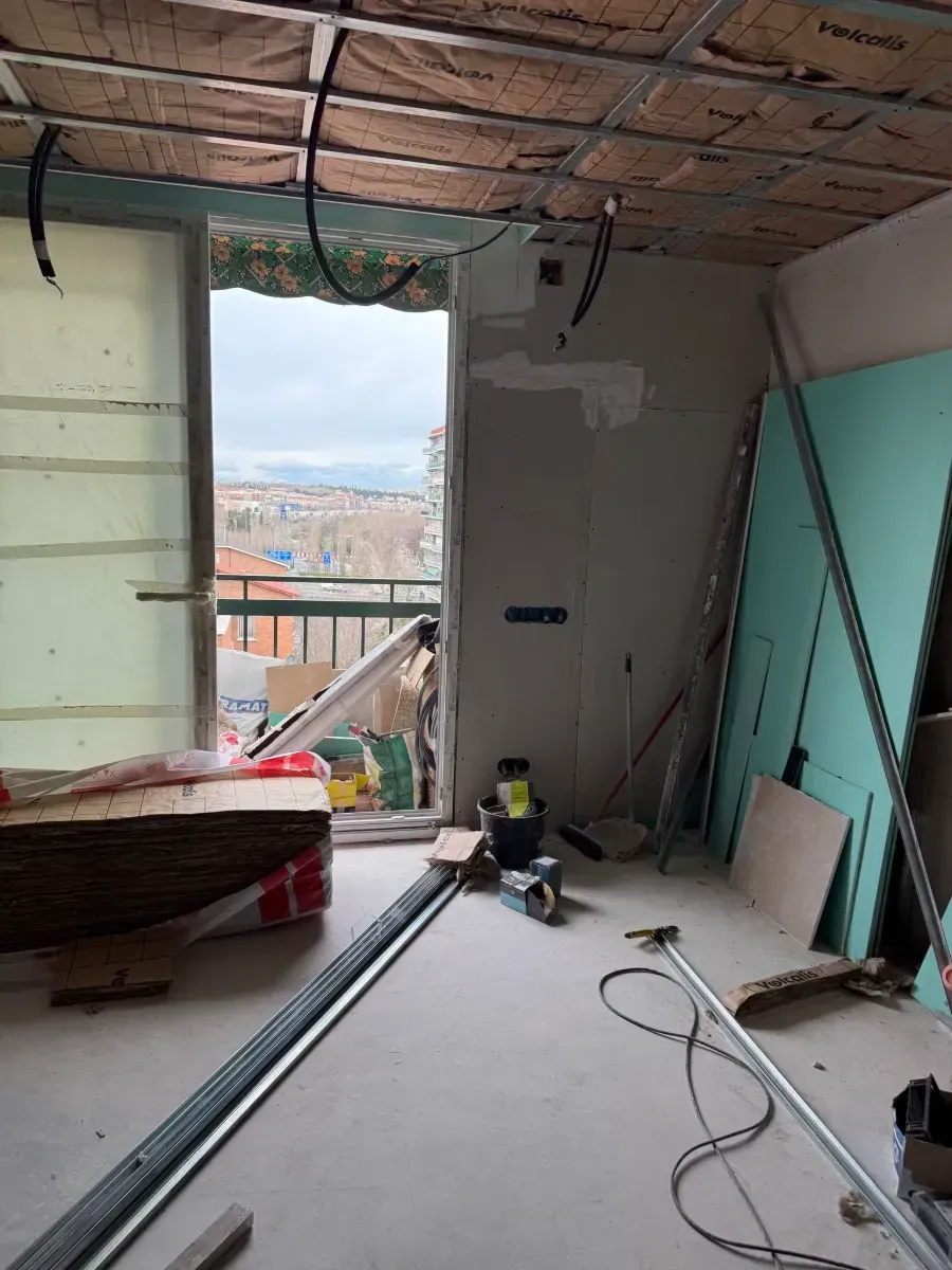 Una habitación que está siendo remodelada con balcón.