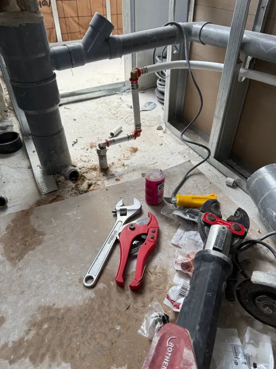 Un montón de herramientas están tiradas en el suelo de una habitación.