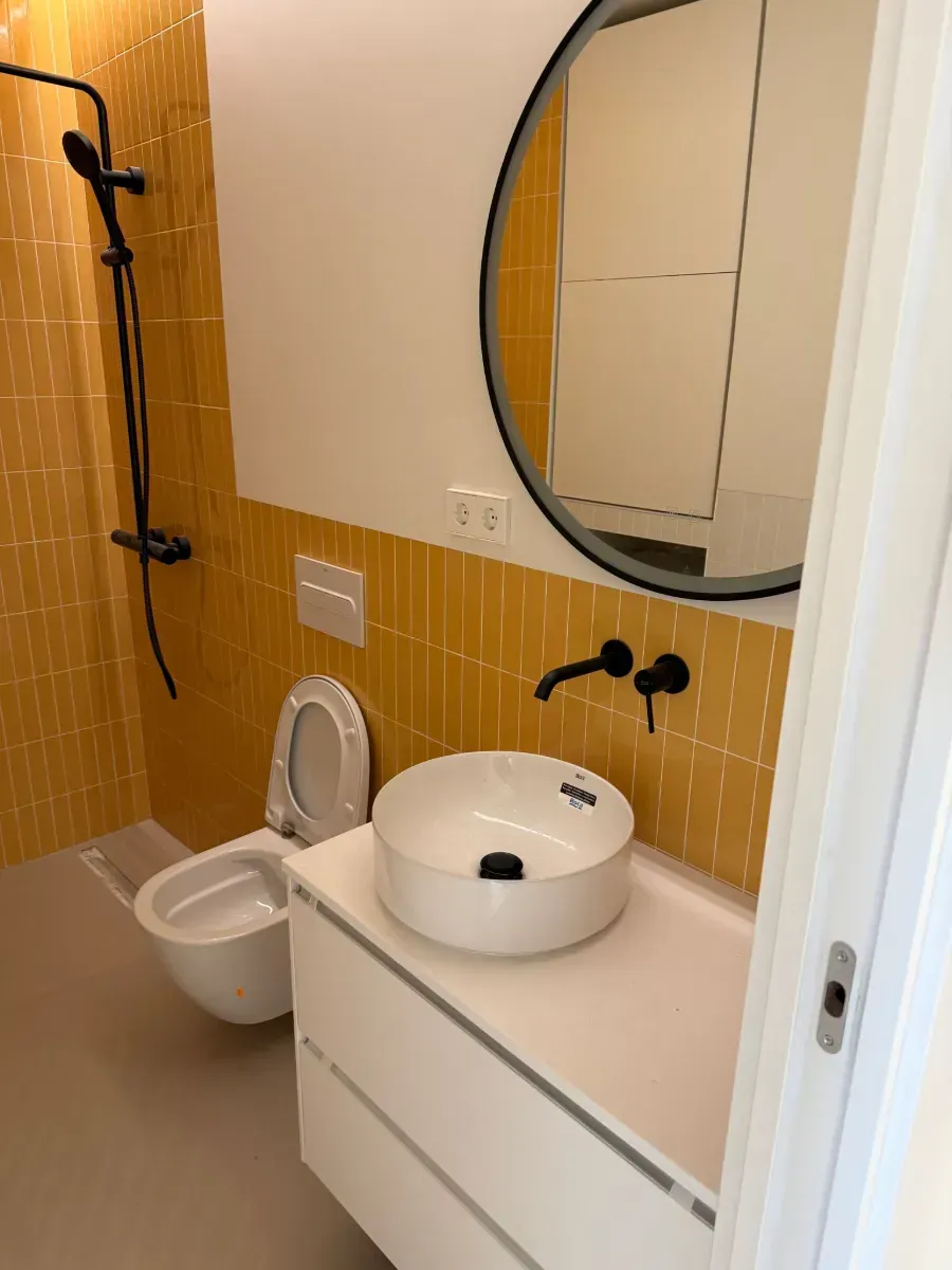 Un baño con inodoro, lavabo y espejo.