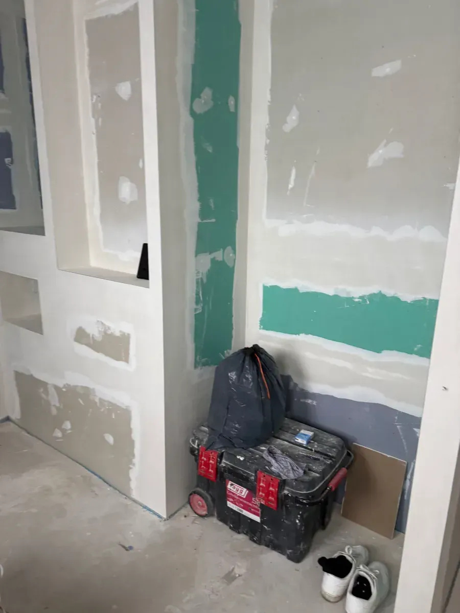 Una habitación con una bolsa y una caja en el suelo.