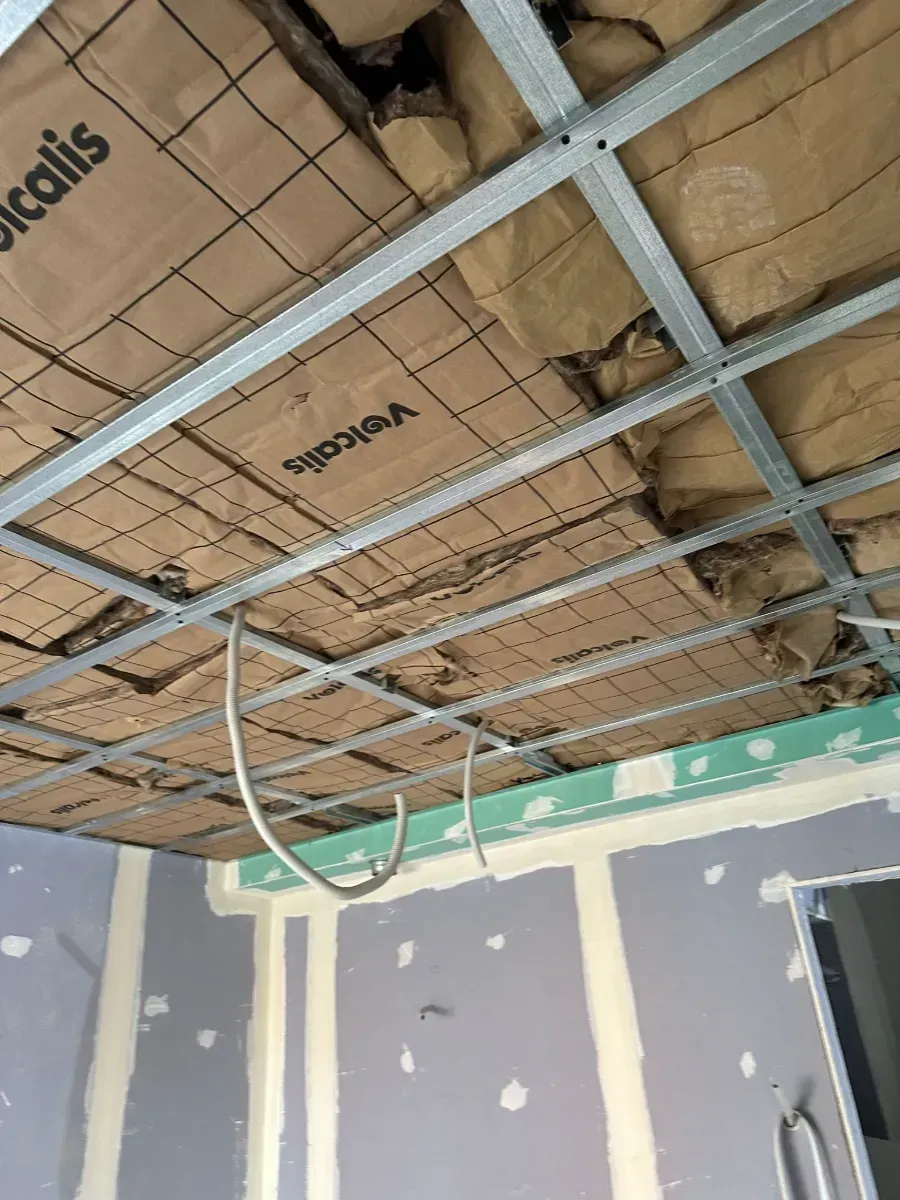 Una habitación con un techo que se está construyendo.