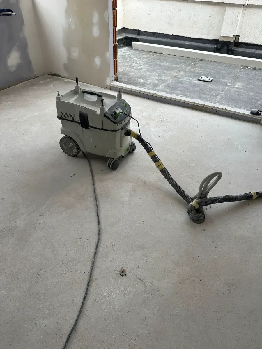 Una aspiradora está en el suelo de una habitación.