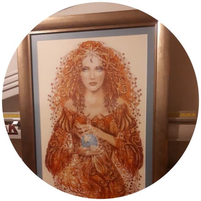 Un cuadro enmarcado de una mujer con cabello rojo.