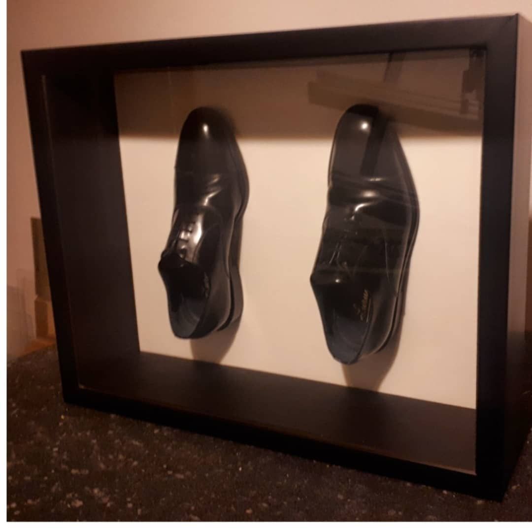 Un par de zapatos negros con marco negro