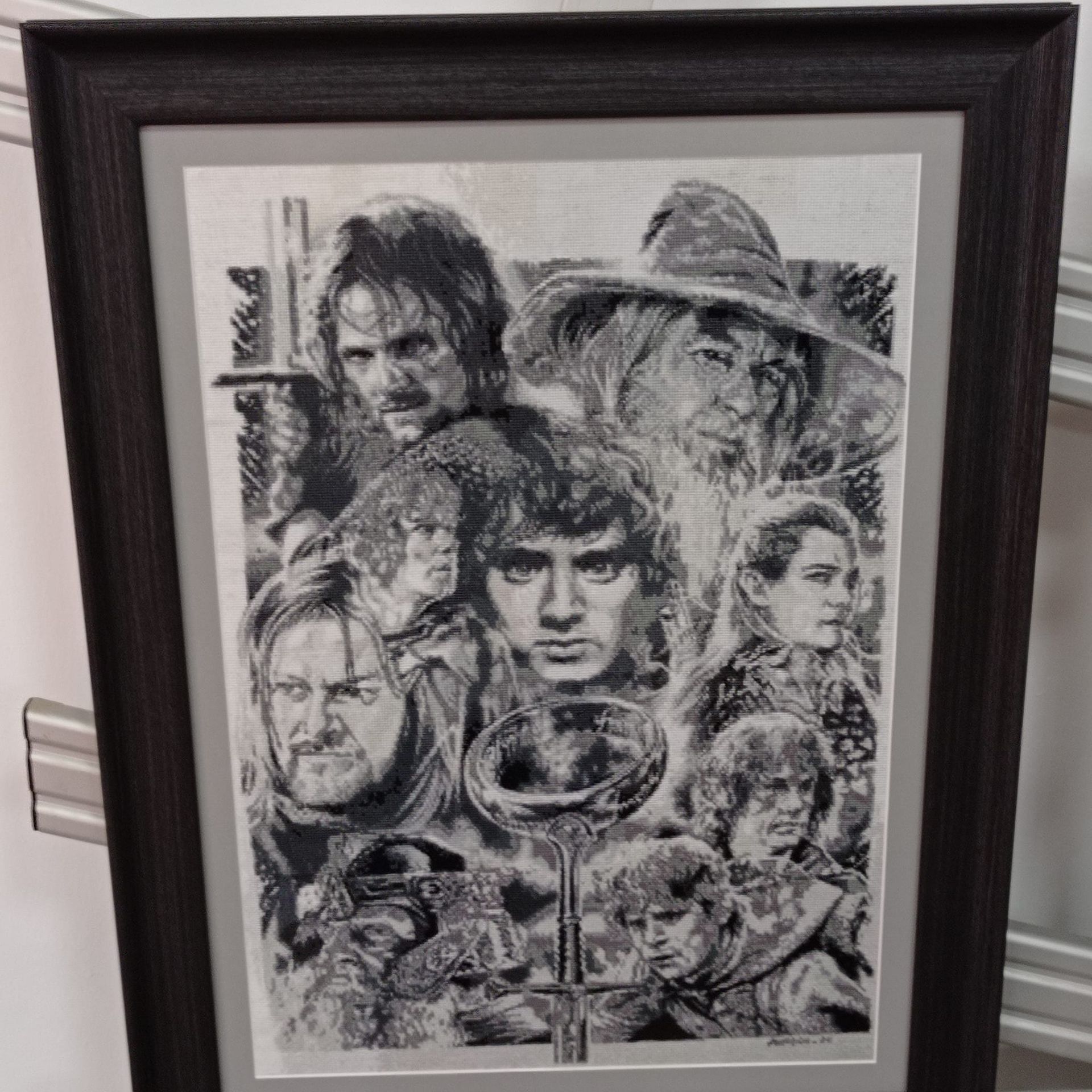 Un dibujo en blanco y negro de los personajes de El Señor de los Anillos.