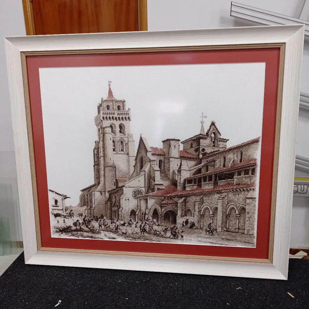 Una imagen enmarcada de un castillo con un marco rojo.
