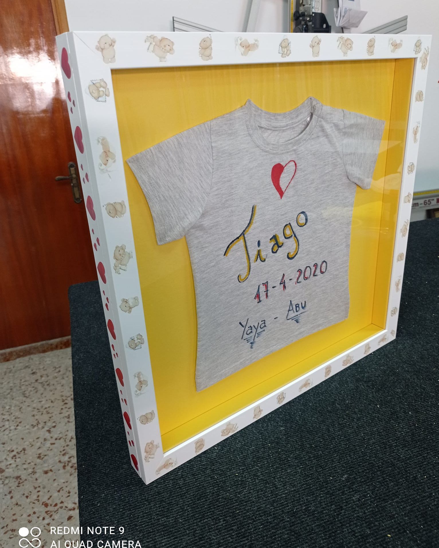 Una camiseta enmarcada con el nombre Tiago.