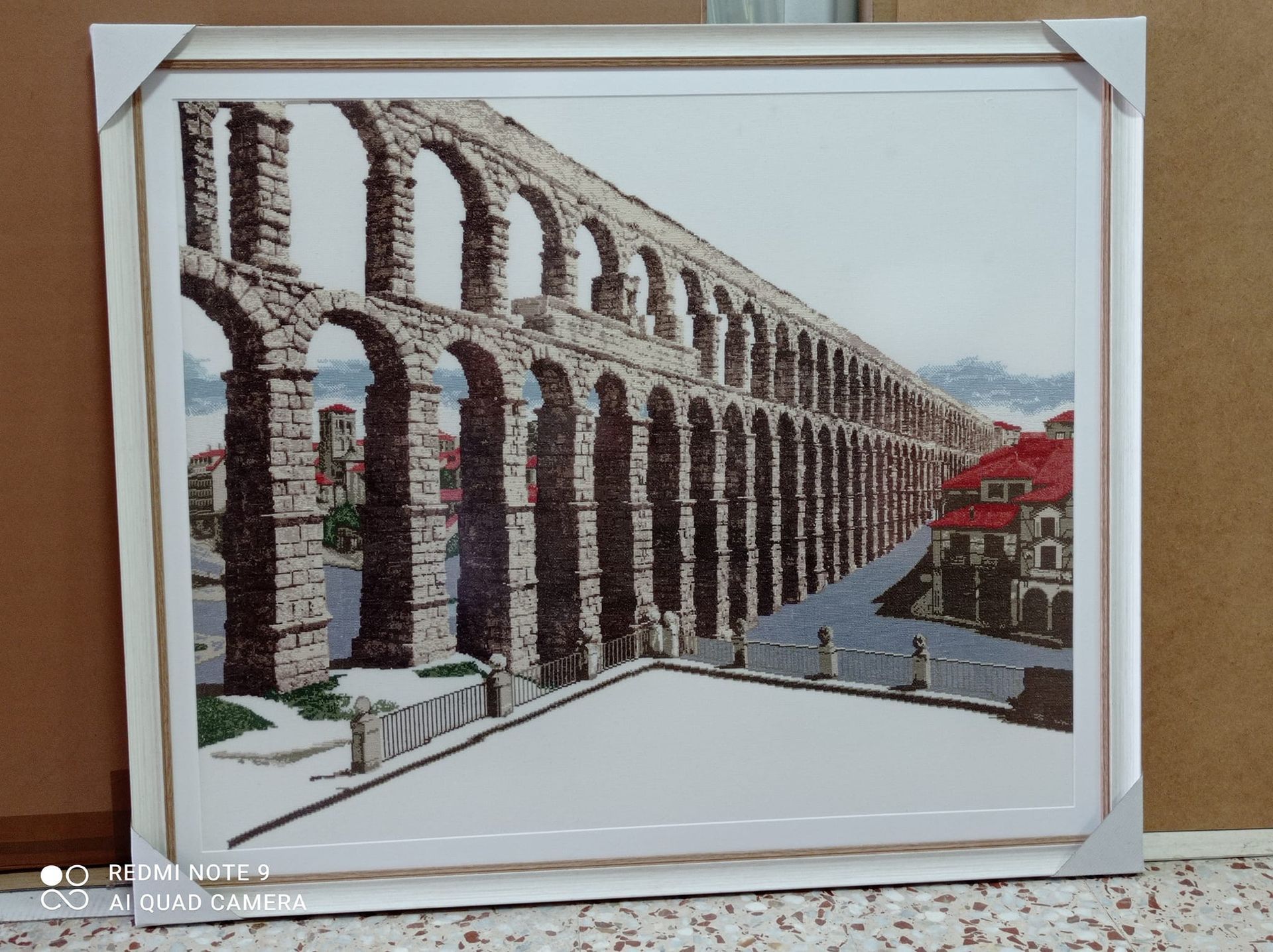 Un cuadro de un acueducto está sobre una mesa.