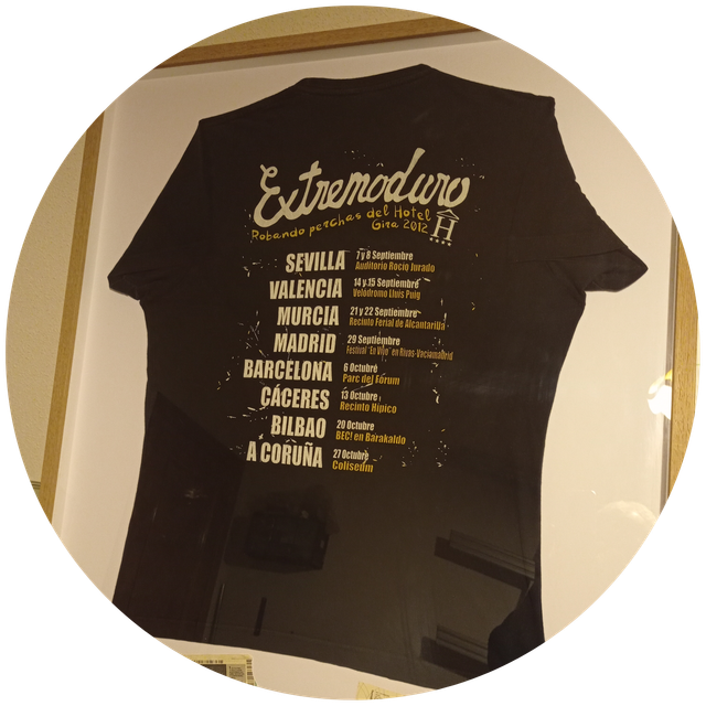 Una camiseta negra con la palabra extremadura.