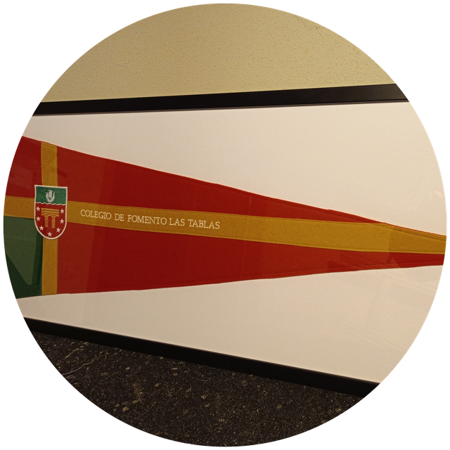 Una bandera roja, blanca y amarilla con la palabra colegio en ella