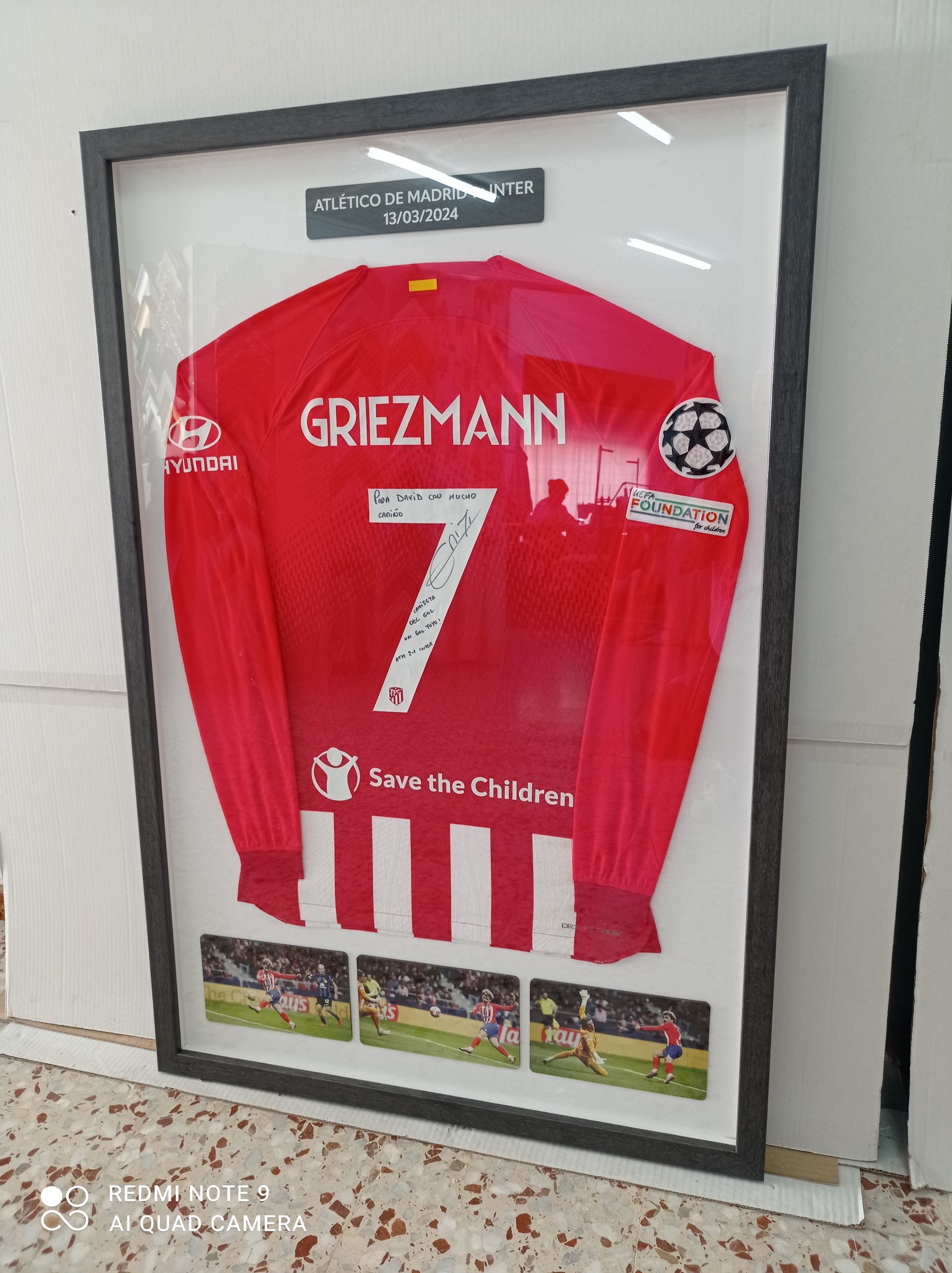Una camiseta enmarcada con el nombre Griezmann.