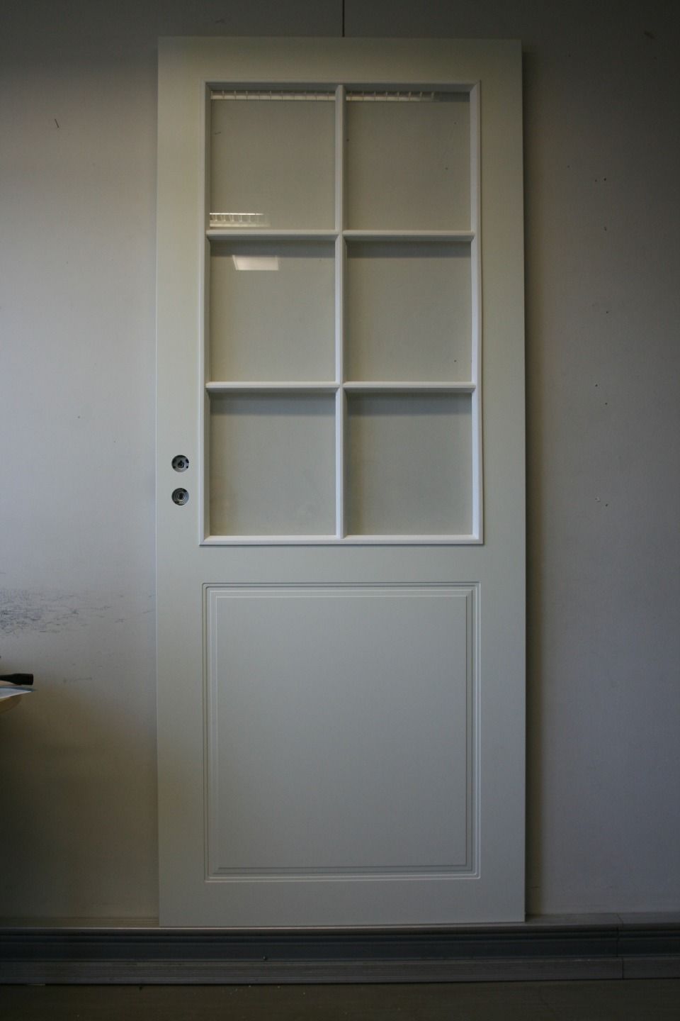 Valkoinen ovi ikkunoilla