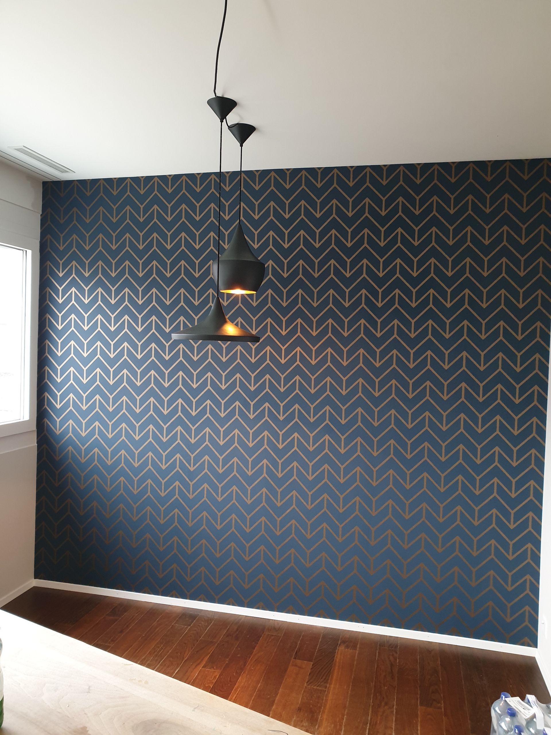 Malerarbeit an einer Wand vom Diggelmann Malerhandwerk